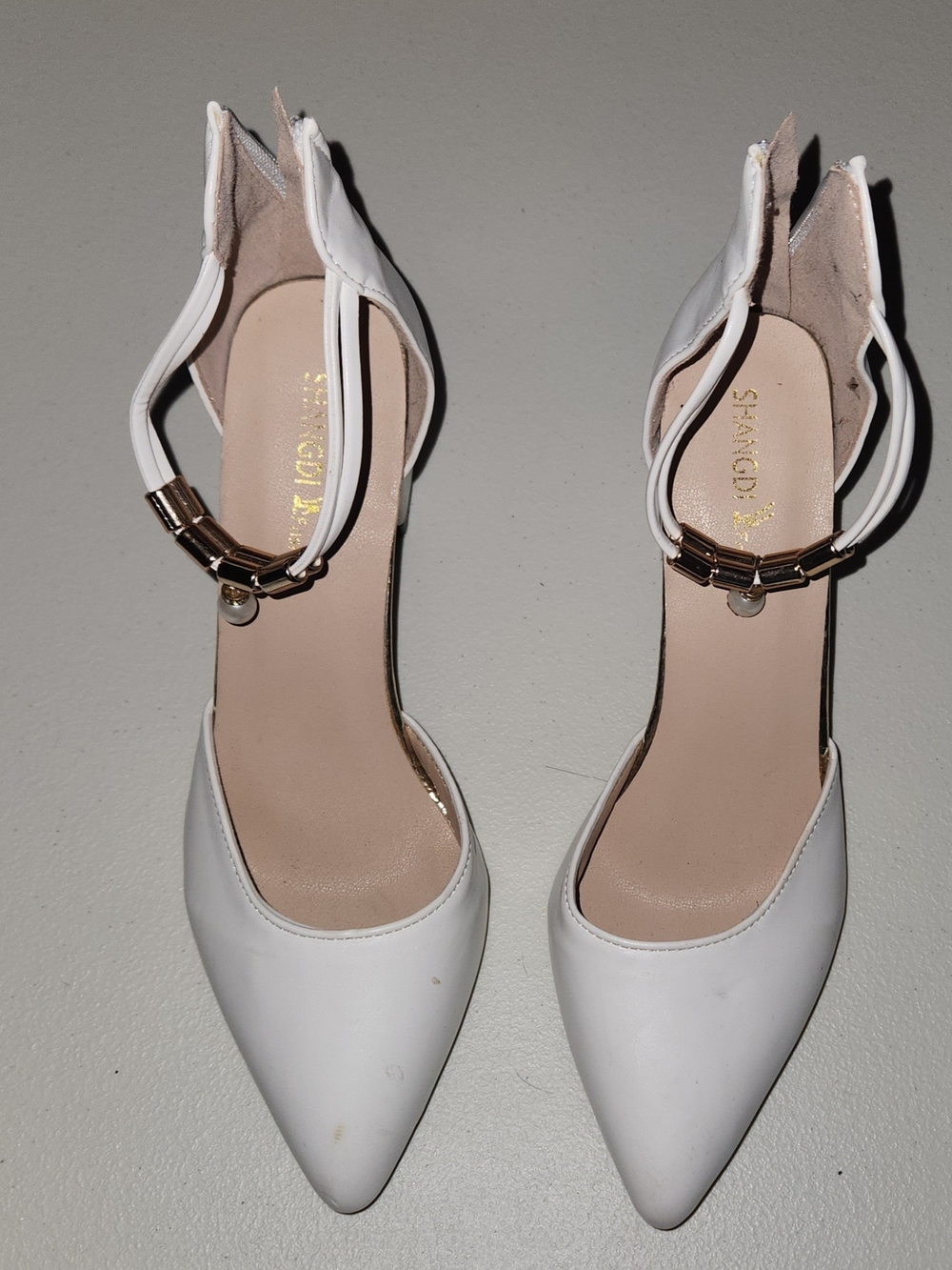 SHANGdi White Pointed-Toe Ankle-Strap Heels with Gold Accent Size 8.5US 39EU